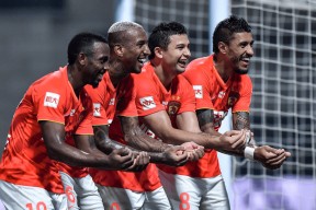 九游体育-网球赛场再起风云：漓江风暴队惊险晋级岭北烈马队，赛场气氛火爆观赏性拉满的简单介绍