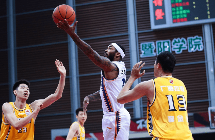 包含CBA季后赛倒计时，瓦伦西亚赛后完成体检，细节引发关注，气氛紧张，控场能力受关注的词条